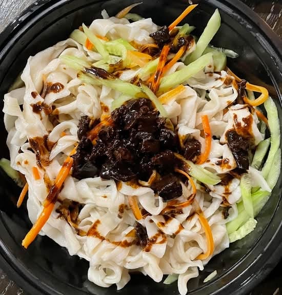 Soybean Paste Noodles / 炸酱面.